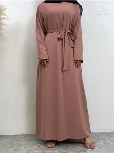 Vêtement traditionnel abaya en teinte douce rose