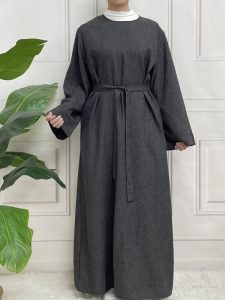 Abaya en satin gris, idéale pour des occasions spéciales