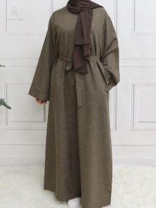 Abaya satin de couleur marron foncé, style moderne