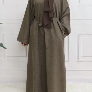 Abaya satin de couleur marron foncé, style moderne