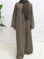 Vêtement abaya en satin, teinte marron foncé