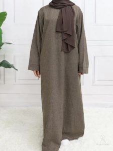 Vêtement abaya en satin, teinte marron foncé