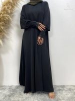 Abaya satin noir élégante et fluide pour une allure raffinée