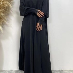 Abaya satin noir élégante et fluide pour une allure raffinée