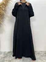 Abaya chic en satin noir, parfaite pour des occasions spéciales