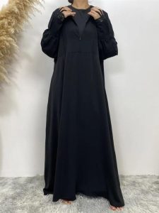 Abaya chic en satin noir, parfaite pour des occasions spéciales
