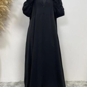 Abaya chic en satin noir, parfaite pour des occasions spéciales