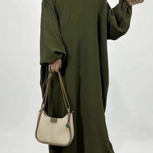 Abaya satin Noura élégante en tissu doux et fluide