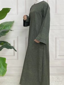 Abaya satin en vert kaki, style moderne et confortable