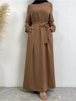Abaya légère en teinte taupe, idéale pour toutes occasions