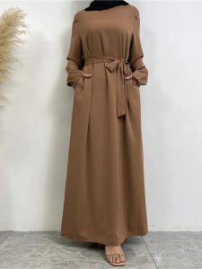 Abaya légère en teinte taupe, idéale pour toutes occasions