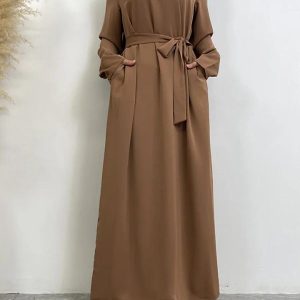 Abaya légère en teinte taupe, idéale pour toutes occasions