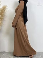 Abaya de couleur taupe, style contemporain