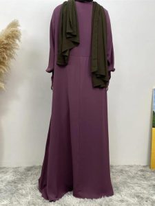 Abaya longue dans des tons violets raffinés
