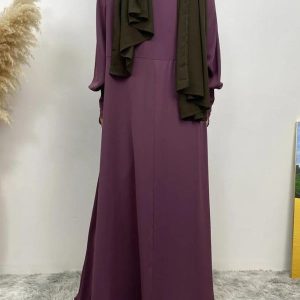 Abaya longue dans des tons violets raffinés