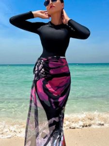 Maillot de bain noir avec paréo, idéal pour la plage