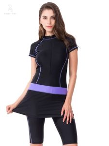 Burkini noir à manches courtes avec rayures