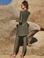 Burkini 2 pièces, design moderne et coloris vert olive