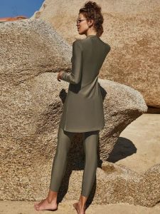 Burkini 2 pièces, design moderne et coloris vert olive