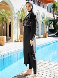 Maillot de bain couvrant noir avec motifs élégants