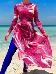 Maillot de bain fuchsia, design tourbillon pour la plage