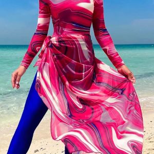 Maillot de bain fuchsia, design tourbillon pour la plage