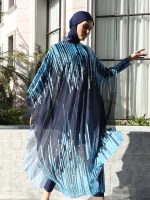 Burkini stylé avec motifs océaniques, idéal pour la plage