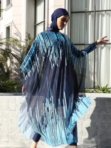 Burkini stylé avec motifs océaniques, idéal pour la plage