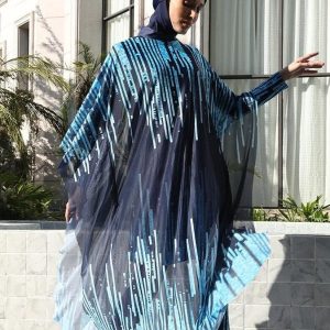 Burkini stylé avec motifs océaniques, idéal pour la plage