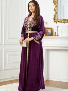 Caftan traditionnel algérien avec motifs dorés