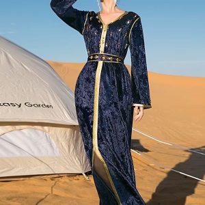 Caftan mariage en velours bleu nuit, style algérien