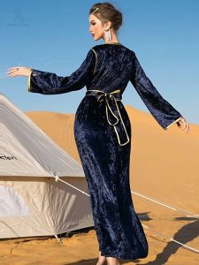 Élégant caftan algérien en velours pour occasions spéciales