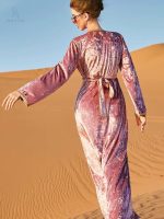Velours élégant, caftan algérien pour les célébrations nuptiales