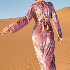 Velours élégant, caftan algérien pour les célébrations nuptiales