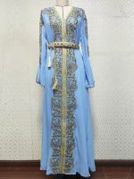 Caftan femme en teintes azur et design raffiné