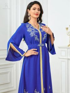 Vêtement traditionnel bleu royal chic