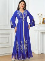 Caftan bleu royal avec une coupe sophistiquée
