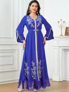 Caftan bleu royal avec une coupe sophistiquée