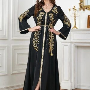 Vêtement d'intérieur chic, caftan noir raffiné