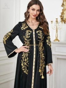 Caftan noir avec design sophistiqué et intemporel