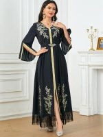 Caftan noir avec des détails dorés raffinés