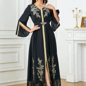 Caftan noir avec des détails dorés raffinés