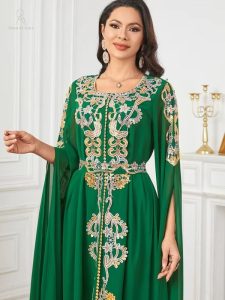 Caftan de mariage vert émeraude avec broderies délicates