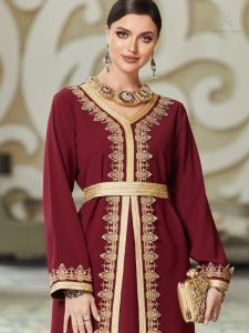 Caftan élégant en grenat pour cérémonie nuptiale