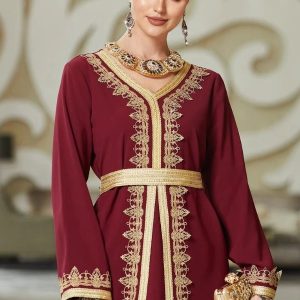 Caftan élégant en grenat pour cérémonie nuptiale