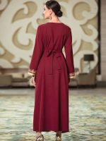 Style de caftan nuptial en teinte impériale grenat