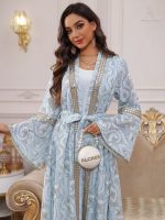 Caftan bleu Oujda avec motifs raffinés et culture marocaine