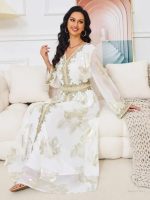 Caftan marocain avec motifs délicats et perles scintillantes