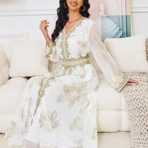 Caftan marocain avec motifs délicats et perles scintillantes