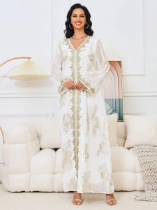 Vêtement traditionnel marocain : caftan en tissu luxueux